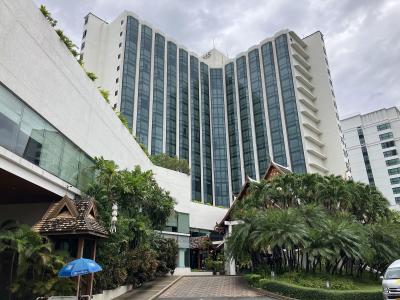 近代的な外観にタイ伝統様式が溶け込んでいます