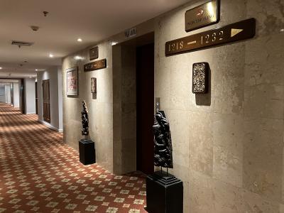 客室階廊下もタイです