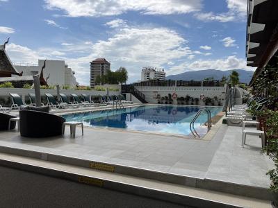 とても立派なスイミングプール、奥に見えるはドイ・ステープ！