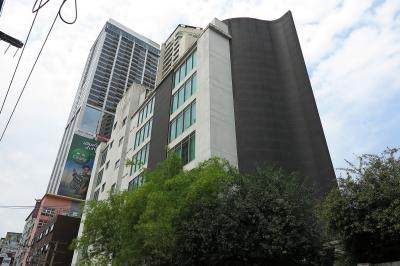 とても写真が撮り辛い場所にあります