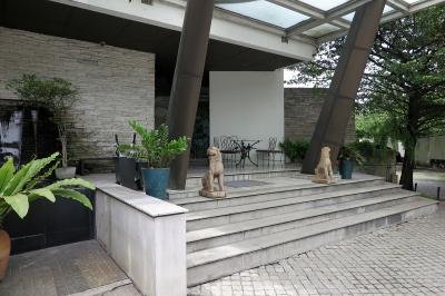 ソイ16側から敷地に入ると、目の前が玄関です