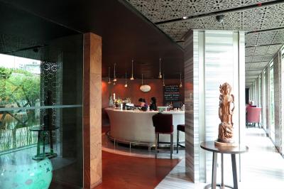 玄関を入ると正面にはバー、いつでもソフトドリンク飲めます