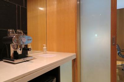 ホワイエにコーヒーマシンや冷蔵庫などのある造り、珍しいです