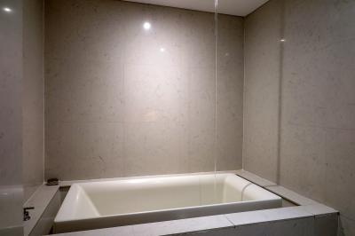 ジャグジーバスへは天井から給湯されます