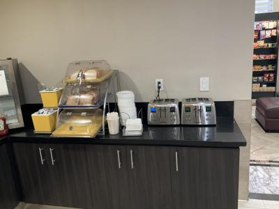 パンも数種類。パンケーキも調理してくれる。