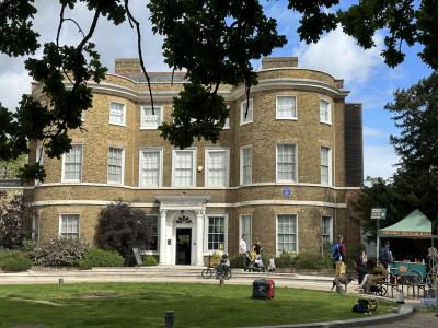 モリスの波乱の人生が分かる。夏がおすすめ。