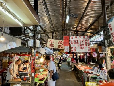 三重区を支える活気のある伝統市場