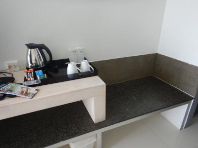 スーツケースを置けるし、マグカップも大きくて使いやすかった