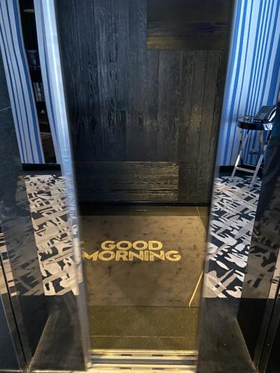 朝のエレベーター