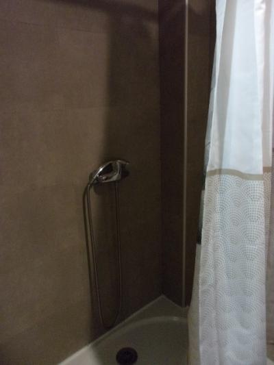 シャワーブースのカーテンが突っ張り棒で外れてびっくり。
