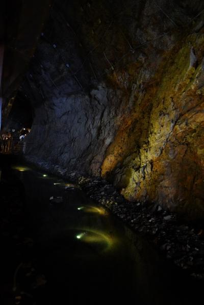 ロウソクを持って歩く洞窟