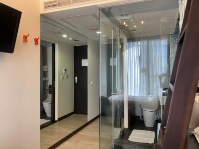 ガラス張りのバスルームは、内側にカーテン付