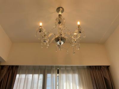 天井には豪華なシャンデリア