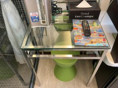 デスクは小さめ、仕事向きではないです