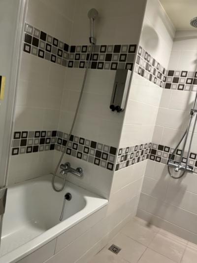 バスタブ寝転がれるくらい広い