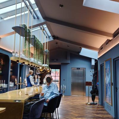 最上階のバーカウンターがレセプションを兼ねている。