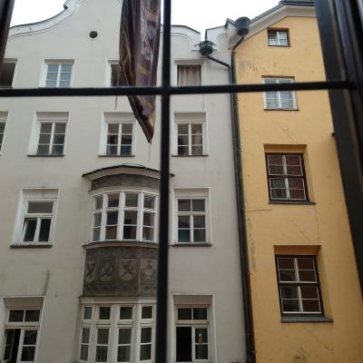 旧市街の大通りが見える部屋もある