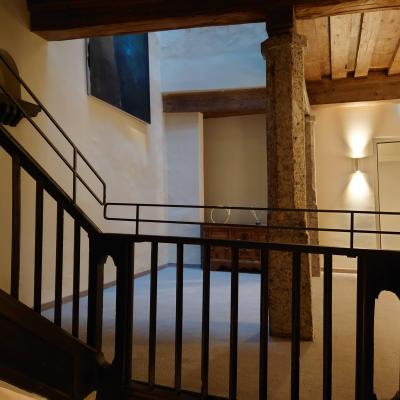 廊下や階段は昔の雰囲気を残している