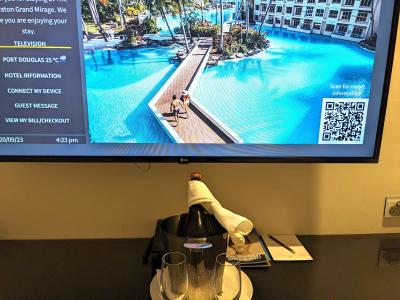 室内テレビとシャンパン