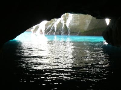 エメラルドグリーンとイタリア青の洞窟の青が両方見られます。