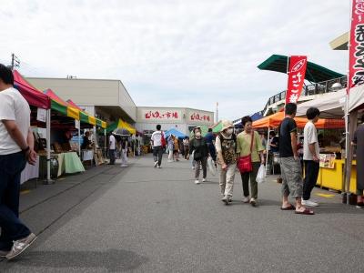 途中農家の方が立ち寄って補充商品を持込んでいたので鮮度はよい、また出店もたくさん