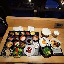 露天風呂、サウナがあり、朝食もスペースが狭いですが寿司も食べれて非常に満足感の高いホテル。