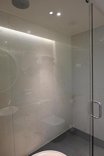 シャワーブースは広い