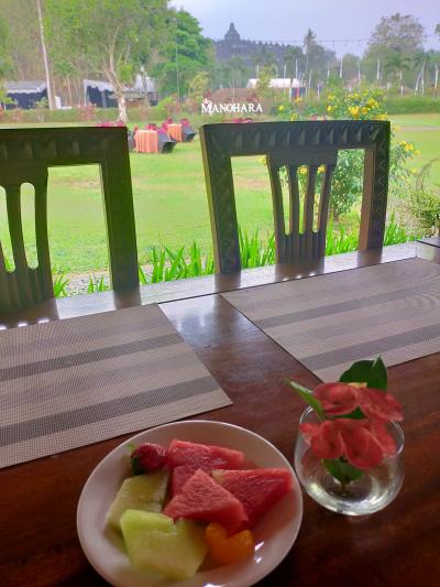遺跡を見ながら朝食