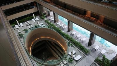 最近はレジデンス・ホテル共に屋内型や半屋内型のプールが主流。