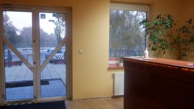 フロントは道路沿いにあり2階