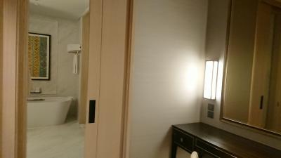広々としたバスルーム。高級ホテルはこうでなくては！