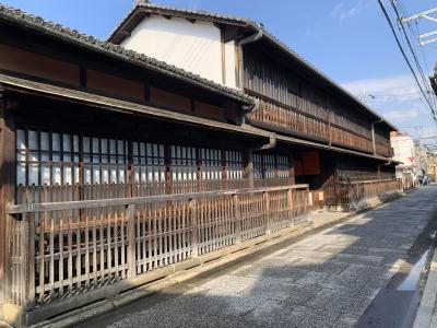 揚屋としての江戸時代の貴重な建物と多くの美術品を堪能しました。２階の建物は特別公開の期間の見学のみで予約制です。