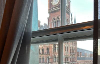 窓の向こうがセントパンクラス駅！地下鉄もバスもすぐ目の前！