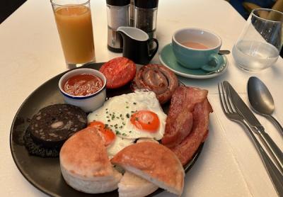 朝食はビュッフェでは無いです。こちらは量多め