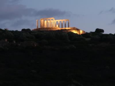 日没後は、ビーチからもライトアップされたポセイドン神殿の姿が