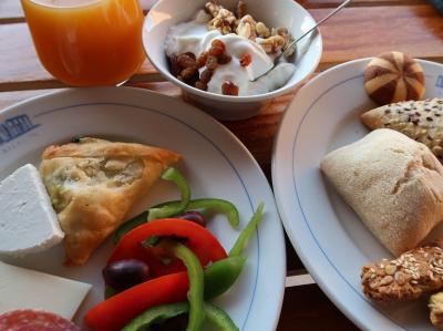 朝食内容はシンプル。ギリシアのヨーグルトはお勧め。