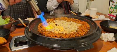 食べ方もよく知らない韓国料理デビュー、目の前で調理してくれて凄いパフォーマンス
