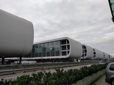 空港前のこの建物がシェラトン、メッチャ巨大な建物で部屋数も多