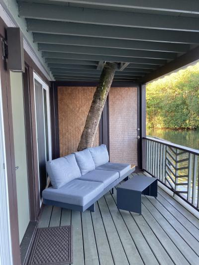 ラナイには椰子の幹が突き抜けていた