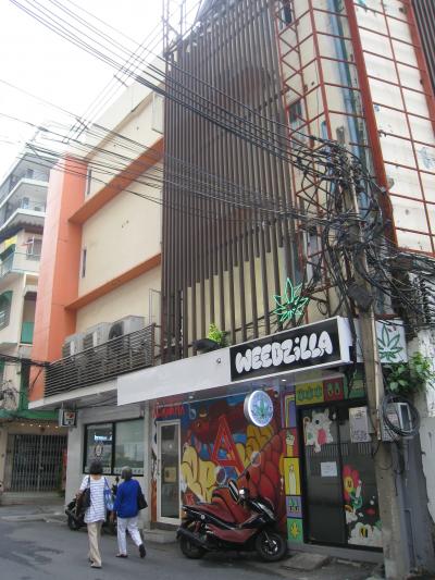 セブンの上ですよ！入口が普通のドアだけ。通り過ぎないように