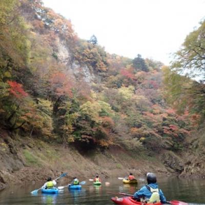 猿ヶ京温泉のアウトドア-カヤックで駒形峡谷の絶景紅葉を楽しむ