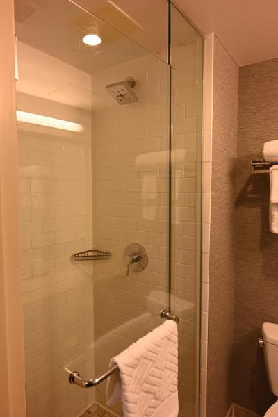 シャワーブース。ガラス壁の気密が悪い