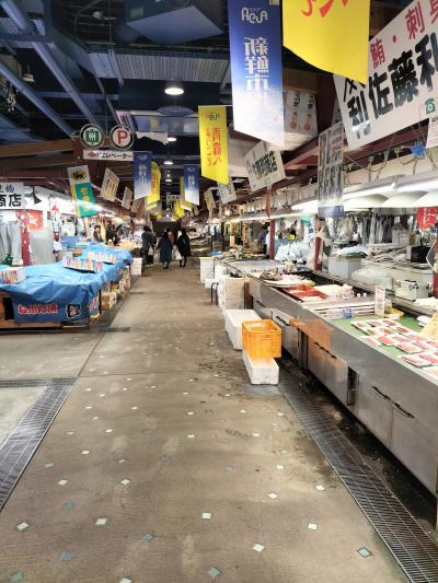 駅の真ん前のビルに市場