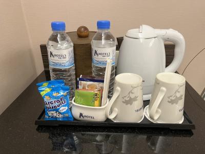 飲料水やお菓子、お茶のサービスあり