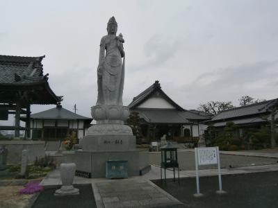 池の畔に建つ寺院