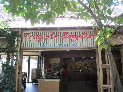 プールやバー、レストランを併設するバンガロー。