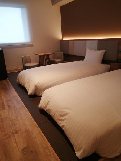新しくてシンプルなホテル