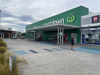 空港の入り口にあり、余った現金を使い切れる