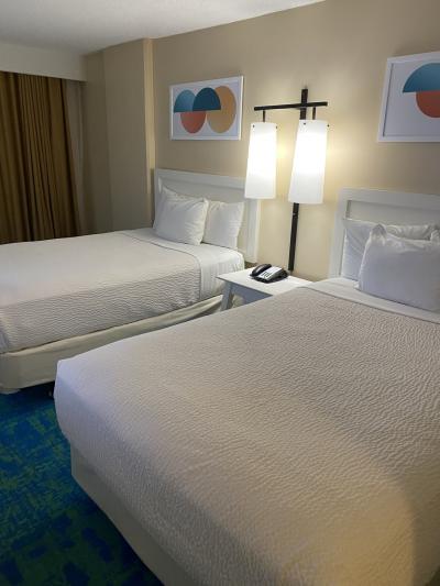 ベッド　部屋はスーツケースを広げる十分な広さはあります。