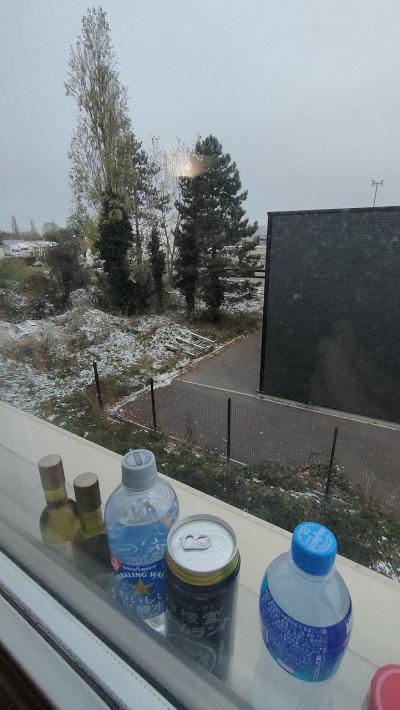 冷蔵庫は無いので冬は窓の外に並べられます。